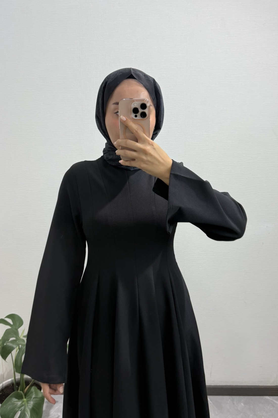 Belden Oturtma Detaylı Siyah Elbise