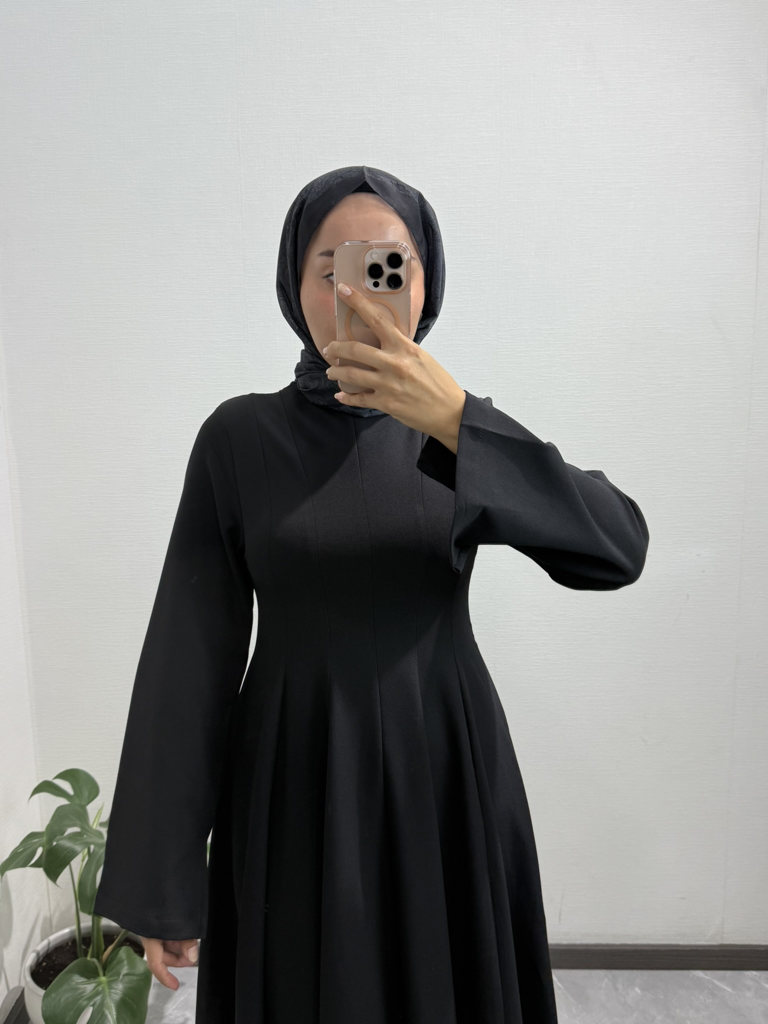 Belden Oturtma Detaylı Siyah Elbise