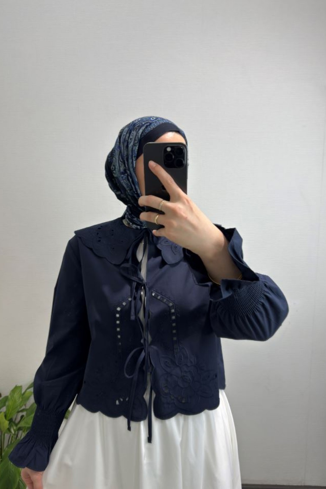 Kolları Gipe Detaylı Nakışlı Lacivert Gömlek