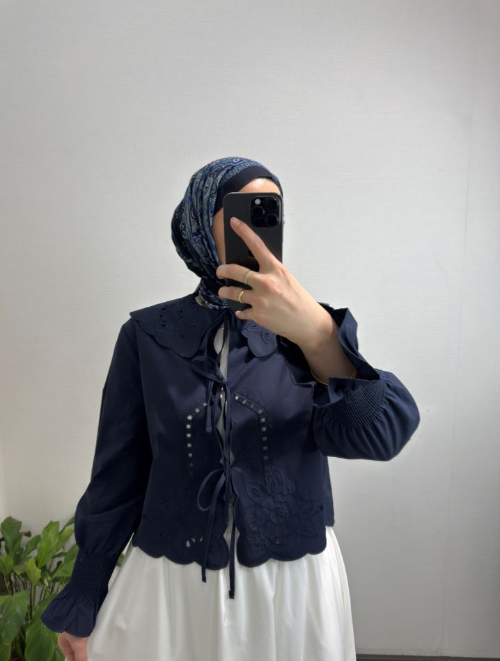 Kolları Gipe Detaylı Nakışlı Lacivert Gömlek