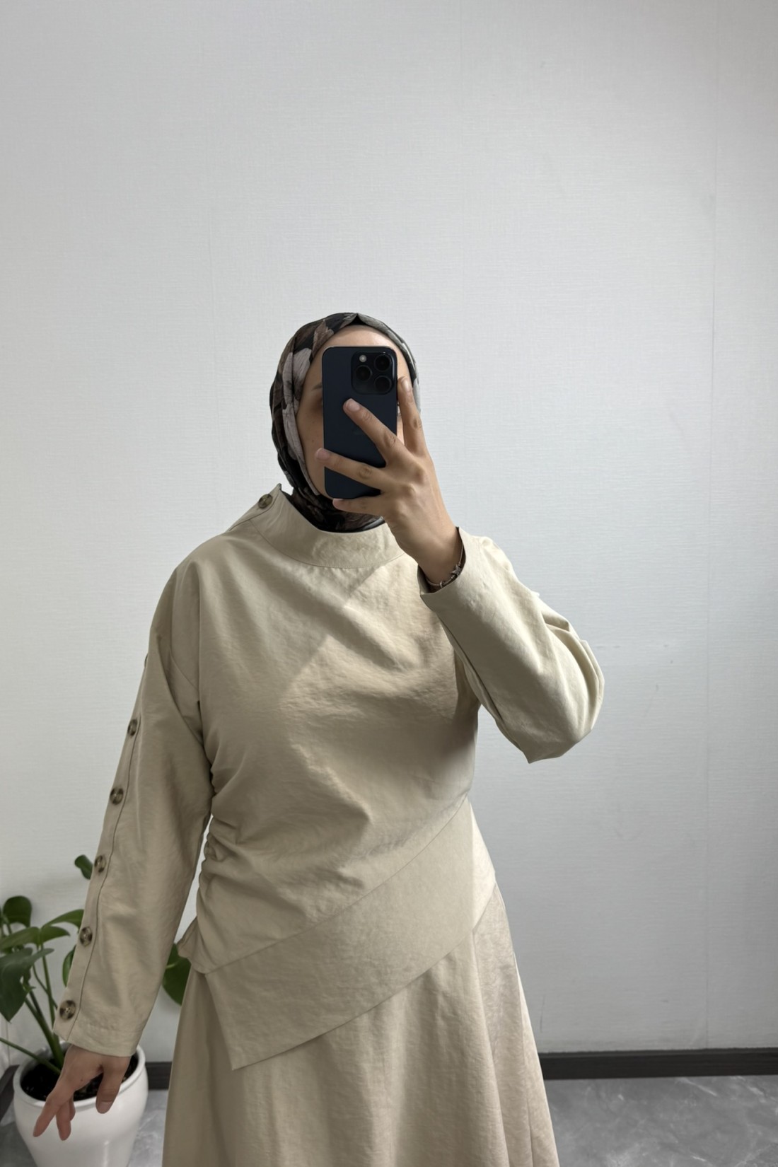 Düğme Detaylı Asimetrik Bluz Kum Beji Etekli Takım