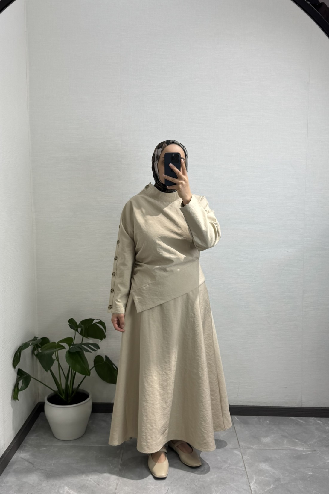 Düğme Detaylı Asimetrik Bluz Kum Beji Etekli Takım