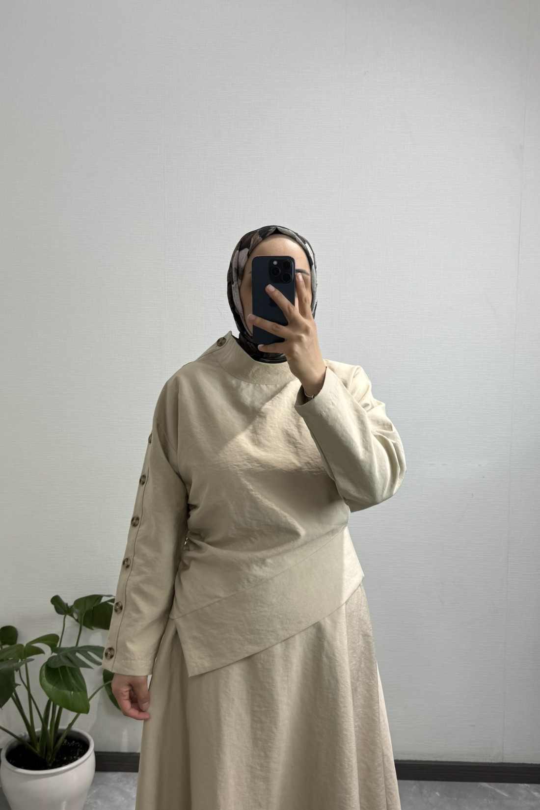 Düğme Detaylı Asimetrik Bluz Kum Beji Etekli Takım