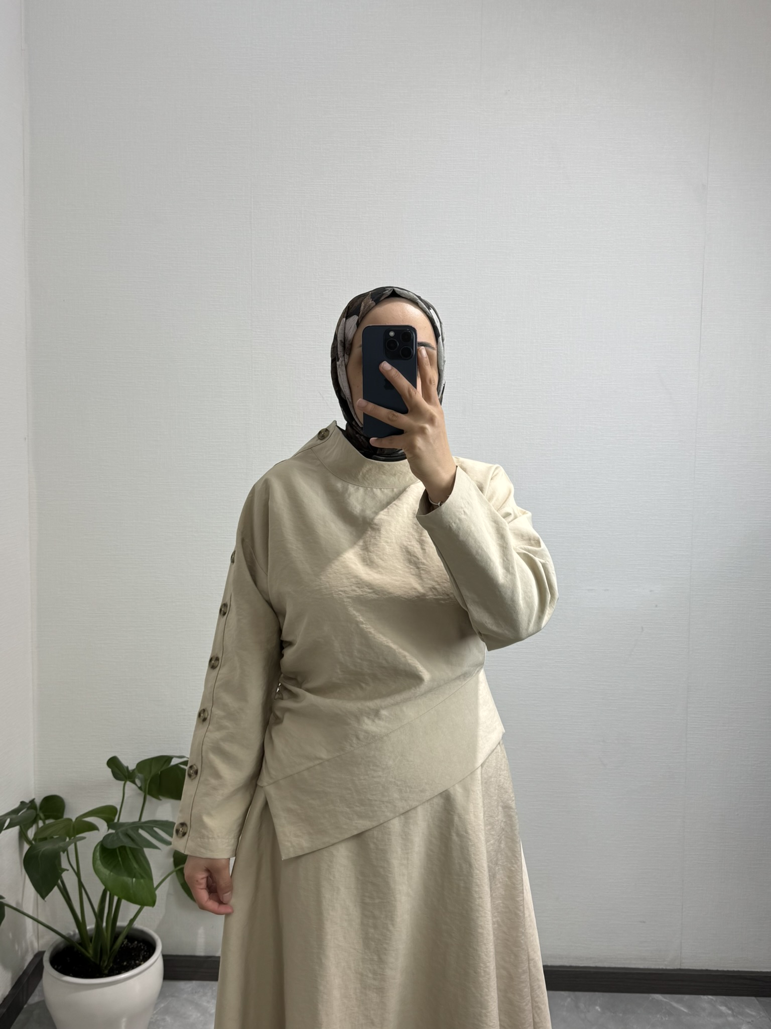 Düğme Detaylı Asimetrik Bluz Kum Beji Etekli Takım